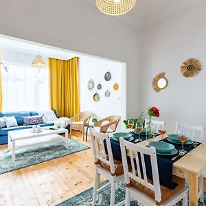 Colorful Flat With Excellent Location Near Trendy Attractions In Kadikoy Istanbul